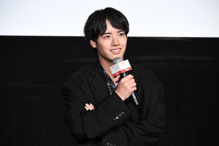 菅野美穂×赤楚衛二が“仕掛け人”に！ 前代未聞のミステリーバスツアーで観客仰天