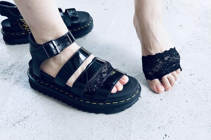 画像: クッション付きレーストングソックス￥330／パル（スリーコインズ） サンダル／ドクターマーチン（エディター私物） www.palcloset.jp