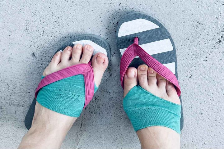 画像: 無地トングソックス2足セット￥330／パル（スリーコインズ） ビーチサンダル／げんべい商店（エディター私物） www.palcloset.jp