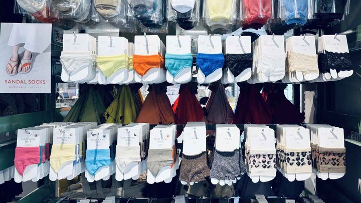 画像: ￥330でさまざまなデザインがそろう『3COINS（スリーコインズ）』のサンダルソックス各種 www.palcloset.jp