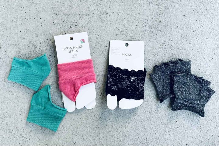 画像: （左）無地トングソックス2足セット￥330・（中）クッション付きレーストングソックス￥330・（右）麻混フィンガーレス5本指ラメソックス￥330／すべてパル（スリーコインズ） www.palcloset.jp