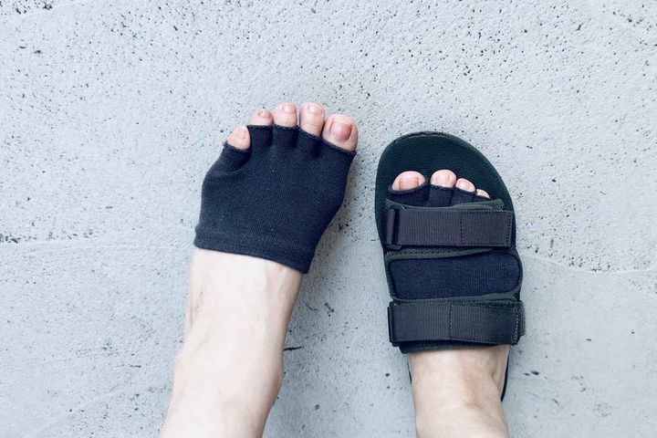 画像: さらっと綿 5本指 パーツソックス￥390／良品計画（無印良品） サンダル／ユニクロ（エディター私物） www.muji.com