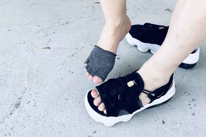 画像: 麻混フィンガーレス5本指ラメソックス￥330／パル（スリーコインズ） サンダル／ナイキ（エディター私物） www.palcloset.jp