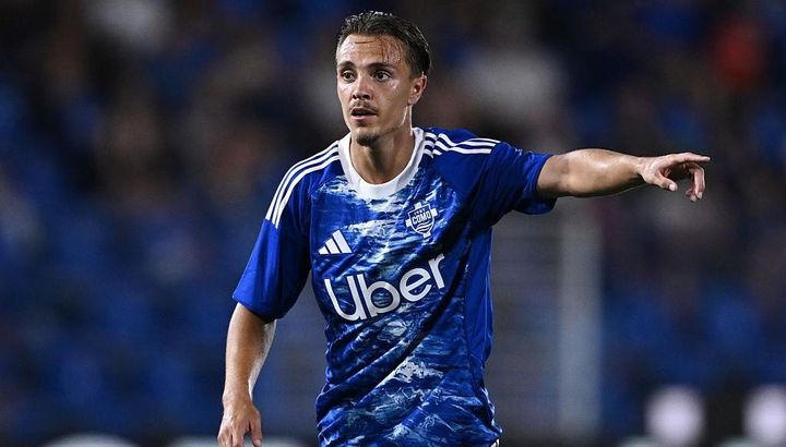 レジェンド指揮官もヒヤリ…25歳選手が交通事故、運転する車がバスと衝突する