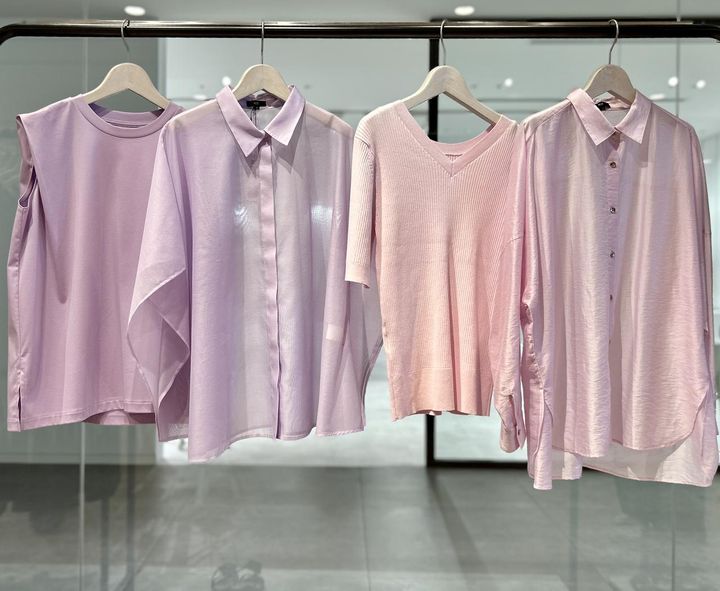 画像: 左から：【プラステ】グロスジャージータックノースリーブTシャツ¥4,990、シアーポンチョシャツ¥6,990、UVカットレーヨンブレンド2WAYセーター¥4,990、シアードルマンメタルボタンシャツ¥8,990 www.plst.com