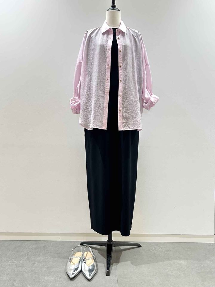 画像: 【プラステ】シアードルマンメタルボタンシャツ¥8,990、UVカットレーヨンブレンドナローワンピース¥9,990、ポインテッドトゥスリングバックシューズ¥5,990