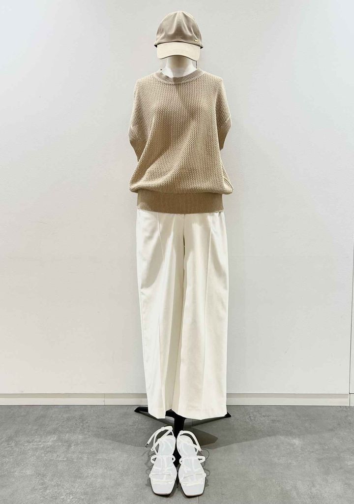 画像: 【プラステ】ワイドパンツ（リネンブレンド）¥9,990、ハイツイストコットンラメセーター¥6,990、メタルパーツ付きキャップ¥4,990、ナローストラップリボンサンダル¥3,990 www.plst.com