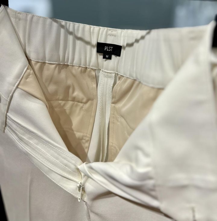 画像: 【プラステ】スティックパンツ（リネンブレンド）¥7,990、ワイドパンツ（リネンブレンド）¥9,990 www.plst.com