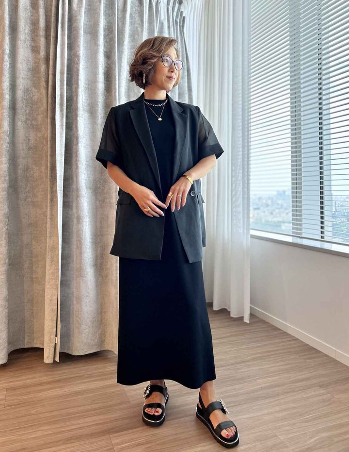 画像1: 【プラステ】シアーオーガンジーハーフスリーブジャケット¥17,000、UVカットレーヨンブレンドナローワンピース¥9,990、その他／弓桁さん私物 www.plst.com