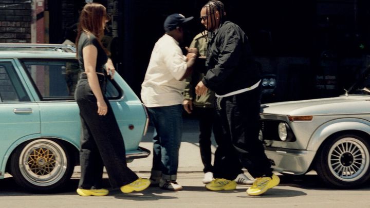 このシューズの中でも特に目を引くのが、今トレンドのバギーなシルエットにふさわしくデザインした丸みを帯びたソールと、そしてスエード、メッシュ、シルバーの反射性素材をミックスしたプレミアム アッパー。また「ADIZERO GOUKANA」の特徴のひとつである鮮やかなイエローカラーは、オリジナルの Neftenga から、またカーレース カルチャーのダイナミックなエネルギーを想起させる。