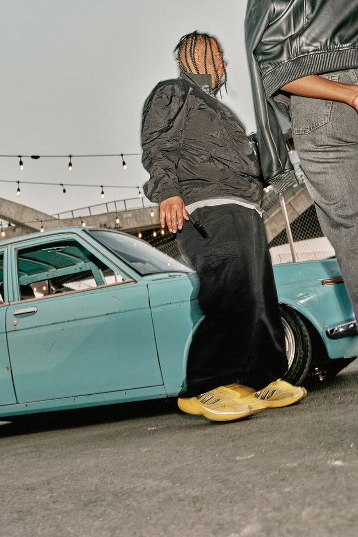 日本語の「豪華」にちなむ「GOUKANA」という名前を新作シューズに付けたのは、ADIZEROシリーズに脈打つ日本の貢献へのオマージュ。特に、アディダスで初代ADIZEROの開発に携わった日本の伝説的シューズ・クリエイター、大森敏明氏をたたえている。