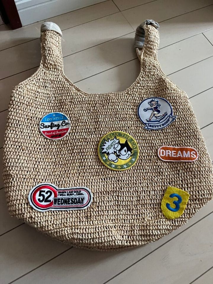 カゴバッグに市販のワッペンを縫い付けてワンポイントに