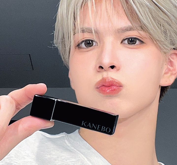 周囲の視線を惹きつける意志を纏う濃密なシアーカラー。人気の生命感ラスティングルージュから新色が登場。EX12は、血色レスのスタイリッシュなシアーブラック。