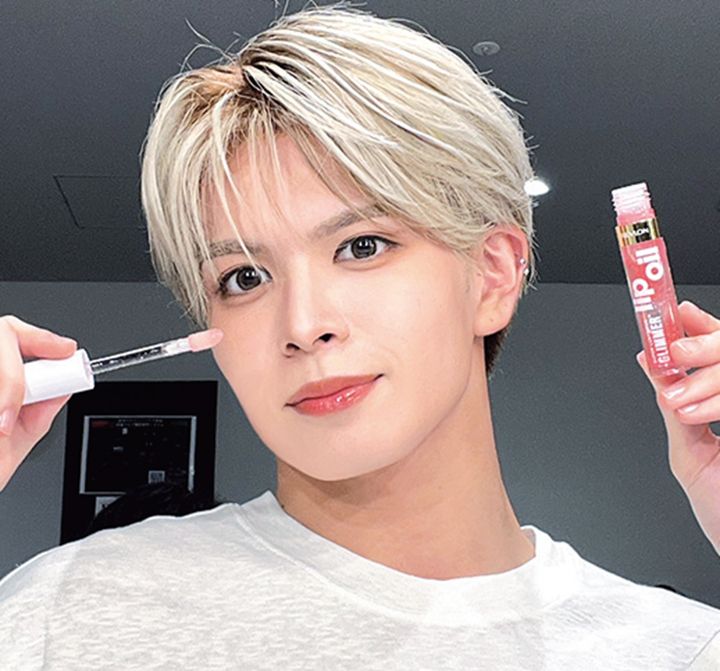 フルーツキャンディのような色み×ジューシーなツヤでぷっくり唇へ。植物由来のスクワランオイルや保湿成分配合で、つけた瞬間、潤いと透明感のあるツヤをオン。001は、白桃ジュレのようなベビーピンク。