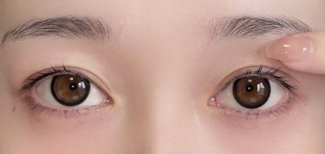 目と眉の黄金バランスは人差し指1本分以下