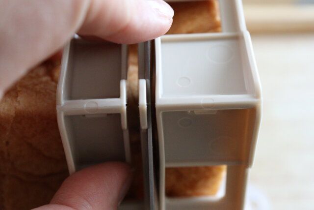 食パンスライサー（5、6枚切り用） ガイド線切り込み