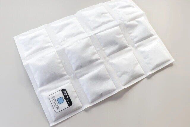 ダイソーの繰り返し使える除湿シート（押し入れ用、1枚）1