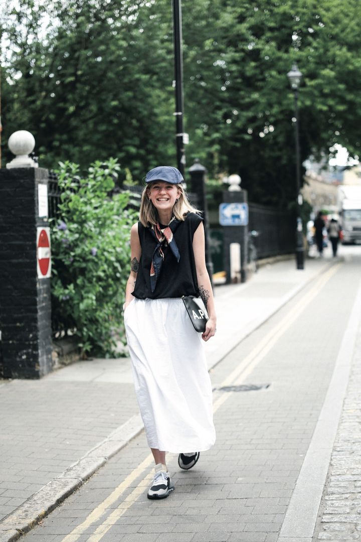 ただ巻いているだけなのに超おしゃれ！スカーフの使いが上手な人の夏のモノトーンコーデ