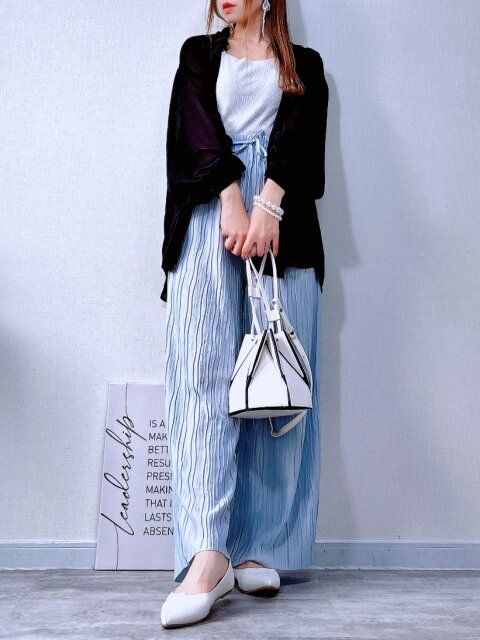 【ライトブルーパンツ×黒シアーシャツ】白タンクトップで涼しげスタイル♪