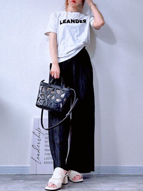 【ブラックパンツ×白ロゴT】定番アイテムで魅せるシンプル