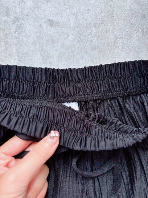 ウエストは幅広のゴム仕様