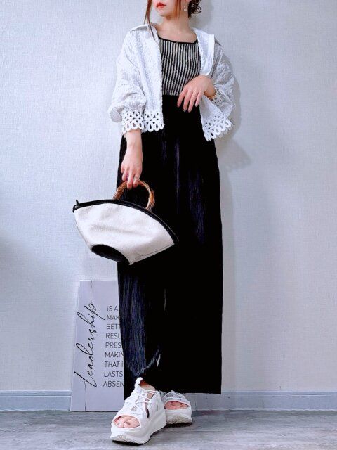 【ブラックパンツ×ストライプ】白シャツ羽織りで夏のモノトーン◎