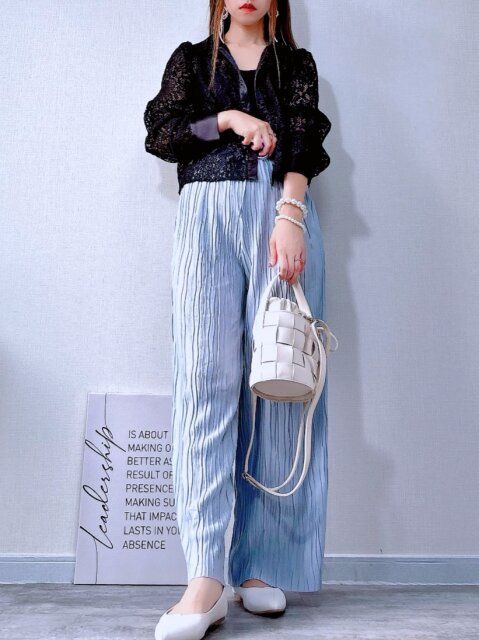 【ライトブルーパンツ×レースシャツ】上品な甘さの大人フェミニン♡