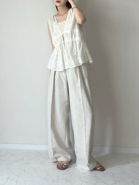 2025夏大人淡色ワントーンレースベストコーデ