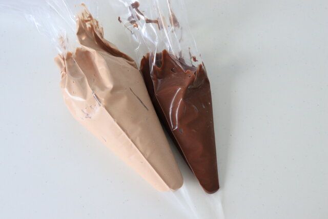 両方のクリームを口金無しの絞り袋に入れ、先端を1cm程切る。