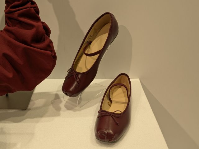 赤のストラップバレエシューズ