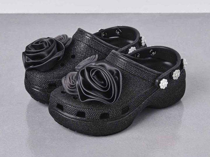 画像: 「クラシック プラットフォーム グリッター サンダル」￥15,400【クロックス】 出典：ユナイテッドアローズ