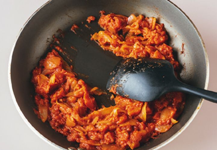 基本のトマトカレーベース。トマトをじっくり炒め、ペースト状にする。