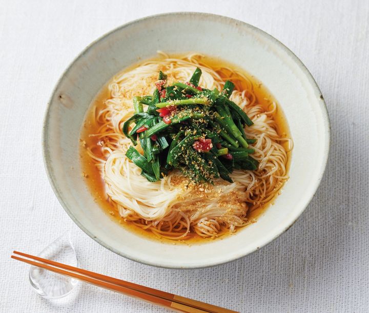 夏の定番、そうめんをアレンジ。ニラ特有の辛味と香りを、梅干しと和えてさっぱりとさせながら、ごま油でコクをプラス。梅干しのクエン酸も夏バテ対策に。