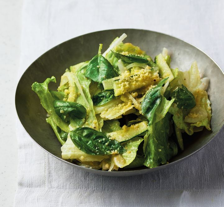 バジルが香るシャキシャキのグリーンサラダは、粉チーズと味噌入りのドレッシングで味付け。複雑で深みのある味わいが魅力。