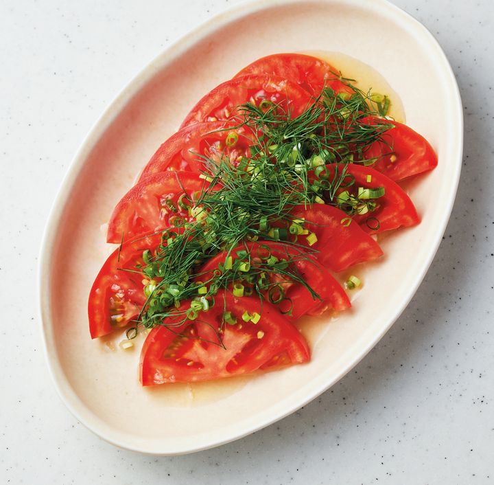 体を冷やし肌にもいいトマトにトッピングしたのは、和の定番薬味の青ネギ。ディルやナンプラーと合わせてエスニックな風味に。