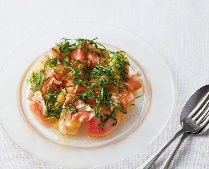 すっきりとした大葉の香りと旬の桃のジューシーな甘さ、生ハムの塩味のバランスが絶妙なので、味付けは最小限でOK。桃の代わりにぶどうを使ってもいい。