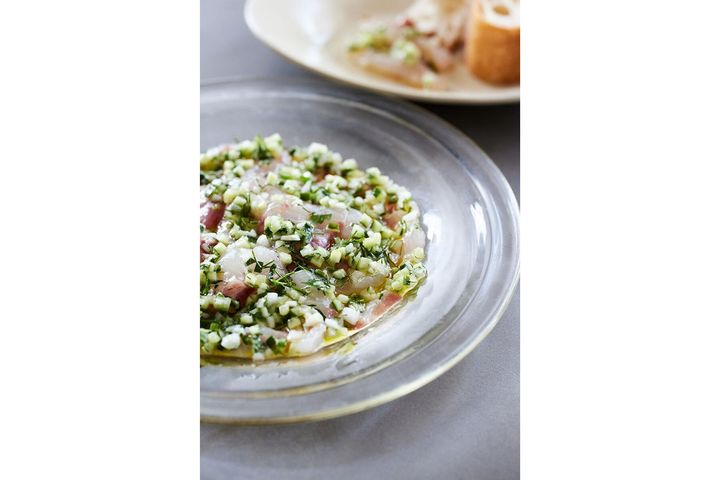 涼やかな食べ心地の“きゅうりの塩水漬けと白身魚とハーブのカルパッチョ”