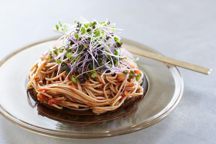 発酵トマトペーストが斬新な“そば和えサラダ”