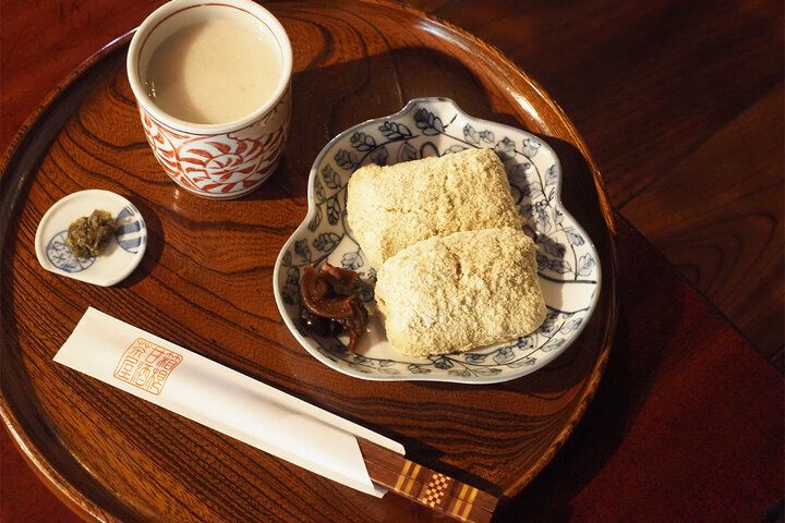 箱根旧街道で朝７時からオープン。江戸時代にタイムトリップしたような茅葺屋根の「甘酒茶屋」で癒やしのひとときを