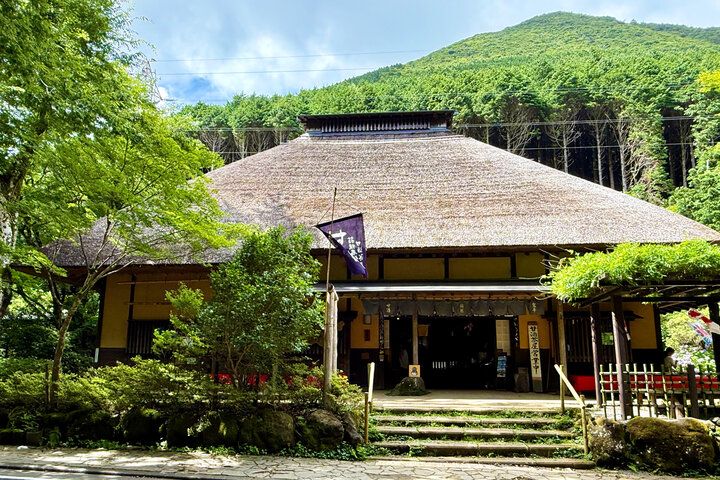 箱根旧街道で朝７時からオープン。江戸時代にタイムトリップしたような茅葺屋根の「甘酒茶屋」で癒やしのひとときを