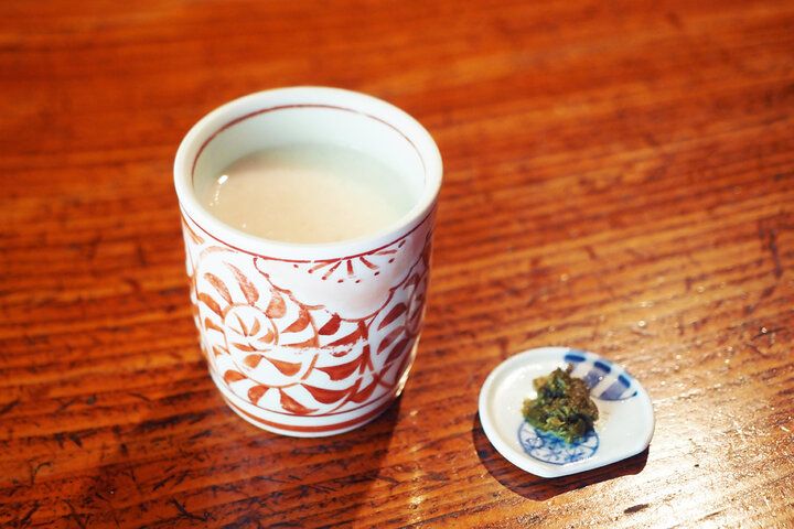 箱根旧街道で朝７時からオープン。江戸時代にタイムトリップしたような茅葺屋根の「甘酒茶屋」で癒やしのひとときを