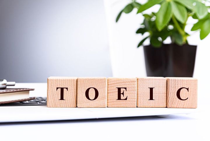 木製ブロックに書かれた「TOEIC」