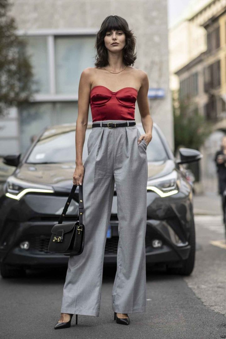 画像: 大胆トップスにソフトなグレーを合わせて