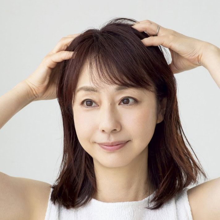 ドライシャンプーをトップに揉み込むだけで、根元がふんわり。