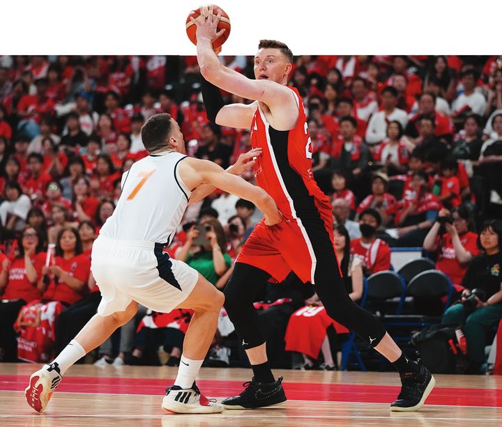 ジョシュ・ホーキンソン（サンロッカーズ渋谷） トム・ホーバスのバスケを誰よりも理解し、体現する日本代表の大黒柱。攻守にフル回転が求められる。