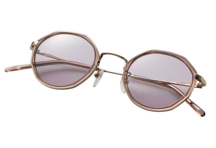 目もとのくすみを払ってくれるラベンダーカラーのレンズはひとつ持っているとかなり重宝します。4万7300円（プロポ／プロポデザイン）