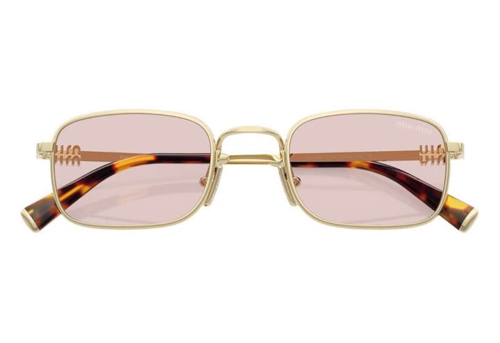 可愛げピンクレンズに、テンプルのべっ甲とロゴがアクセント。6万2700円（ミュウミュウ／ルックスオティカジャパン カスタマーサービス）