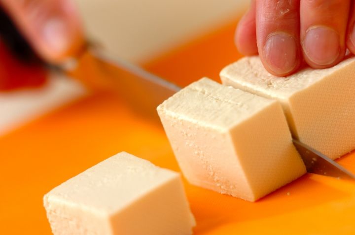 さっぱりつるっと！豆腐とオクラのだししょうゆ和えの下準備1