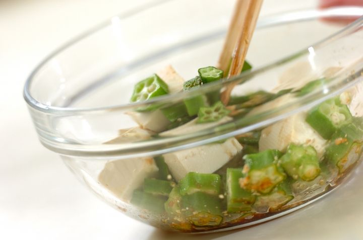 さっぱりつるっと！豆腐とオクラのだししょうゆ和えの作り方1