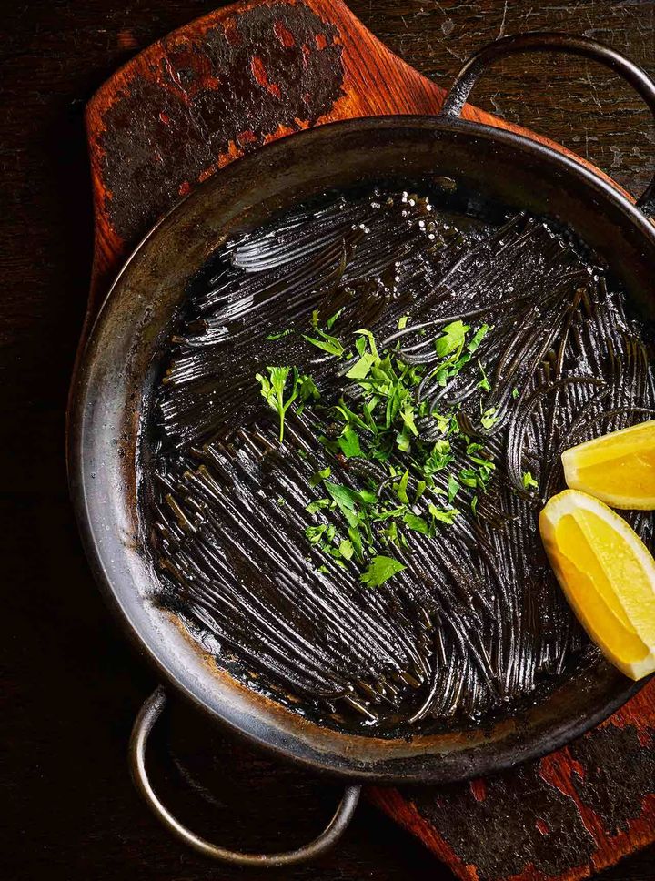 大崎広小路『スペインバル ジローナ』の「イカ墨のフィデウア」